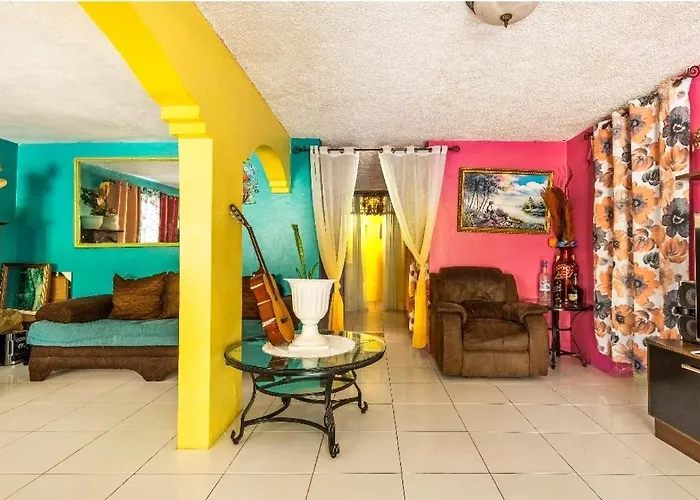 Colorful Private Oasis Habitación en casa particular